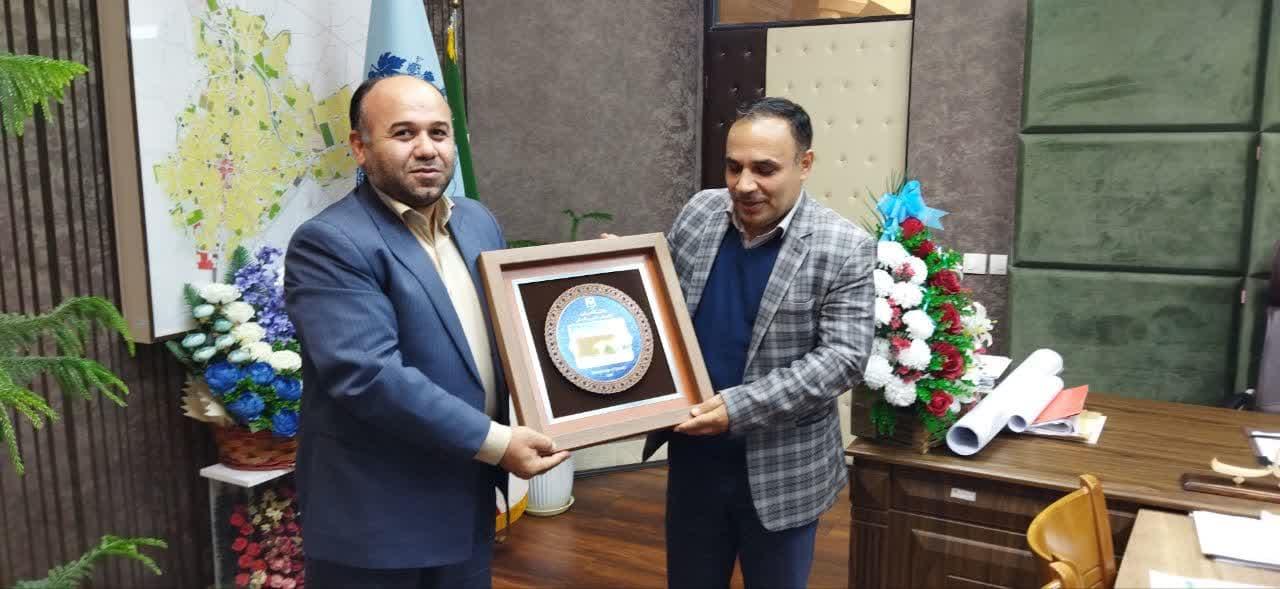 ریاست دانشگاه بناب با حضور در شهرداری از زحمات دکتر پناهی قدردانی کرد